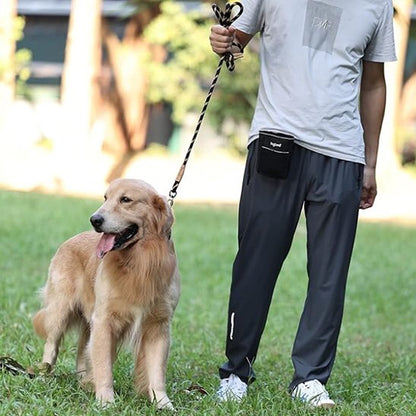 Un homme qui tient son chien en laisse pour chien noir et blanc.