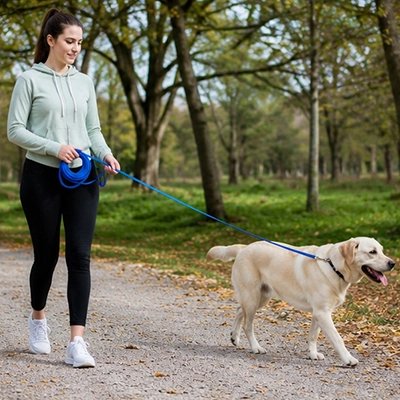Femme promène son chien en Longe pour Chien bleu