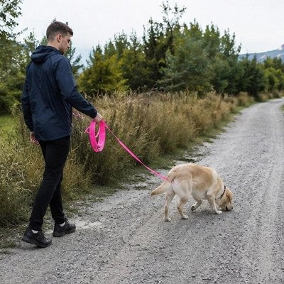 Homme marche avec son chien en Longe pour Chien rose