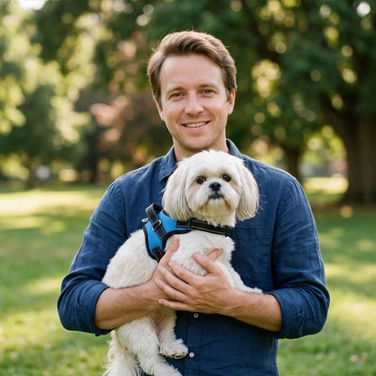 Homme tiens son chien dans ces bras en Harnais chien bleu